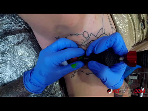 ❤️ Sully Savage, une chaudasse extrêmement tatouée, s'est fait tatouer le clitoris. ️ Porno at fr.xxxlfv.top ☑